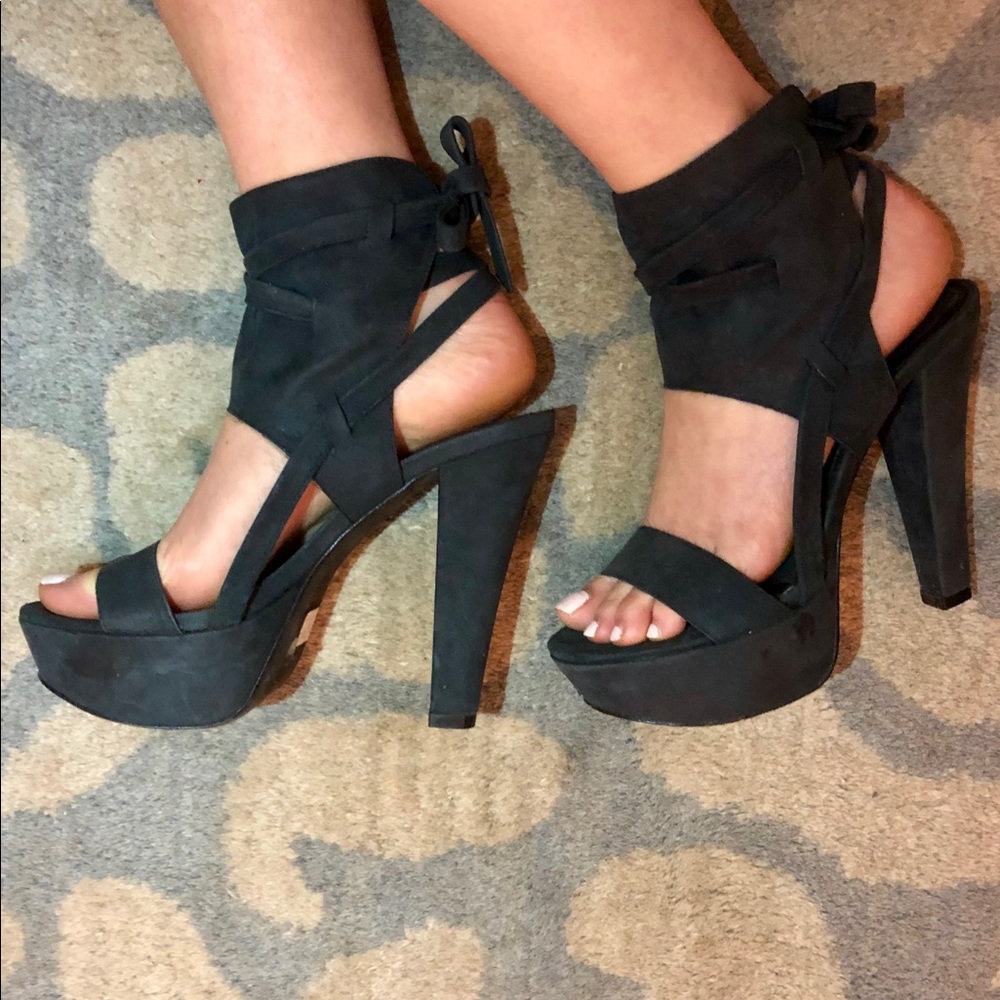 Vera Wang Lavender Label Heels